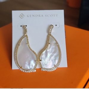 NWT KENDRA SCOTT TINELY Mother of pearl EARRINGS